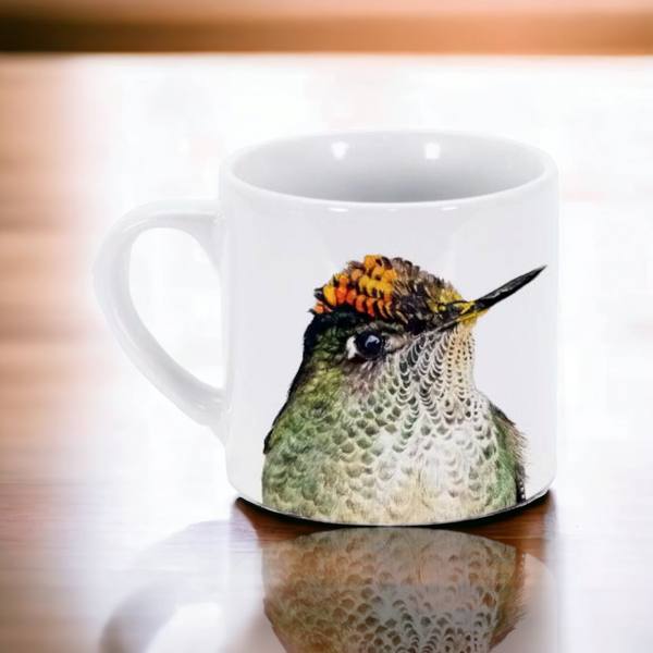 Taza de café espresso blanca con ilustración de un picaflor chico chileno".