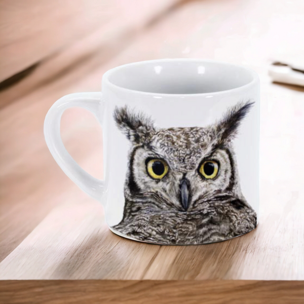 Taza de café espresso blanca con ilustración de un Tucuquere